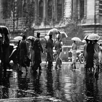 Laminirani pješaci koji prolaze na kišnoj ulici New York B & W Fotografija fotografija Poster Suha Erase