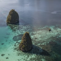 Vapnenačka ostrva okružena koraljnim grebenom u Raji Ampat Poster Print