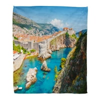 Flannel baca pokrivač s dekom u poznatom europskom turističkom odredištu Grad Dubrovnik Fort Bokar viđen
