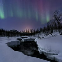 Aurora Borealis preko rijeke Blafjellelve u okrugu Troms, Norveška. Auroras su rezultat emisije fotona