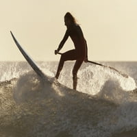 Surfer veslanje na dasku za surfanje od plaže Benavides; Tarifa Costa de la Luz Cadiz Andaluzija Španija