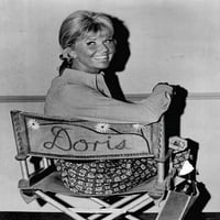 Dan Doris sjedi na njenoj studijskoj stolici nasmiješi se DAN Doris Prikaži fotografiju