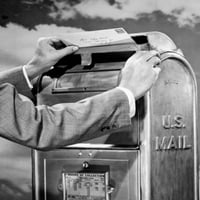 Čovjekov ručni bacajući poštu u print poštu poštu