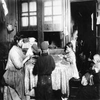 Kućna industrija, 1910. Na porodici granatiranje orašastih matica u dom za dezenje u New Yorku. Fotografija