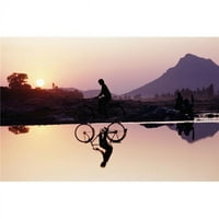 Posteranzi dpi1886544large Biciklista prelaz plitke rijeke u zalasku sunca sa ženama u pozadini radeći
