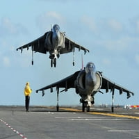 AV-8B Harrier priprema se za polijetanje kao i još jedna zemlja na brodu USS Makin ostrvo Poster Print StockTrek Images