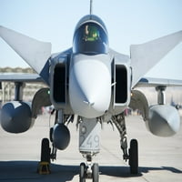 21. januara, - švedski pilot zrakoplovstva obavlja inspekciju prije leta na saab jas-39c Gripen u Nellis Air Force Base, Nevada Poster Print