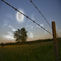 Potpuni mjesec na nebu s oblacima i poljoprivrednicima ograda i posteljina za terenu Print Bruce Rolff