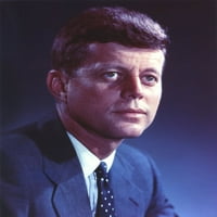 John Kennedy nosi plavo odijelo i print za fotografiju Polka Dot Retctie