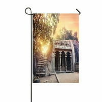 Drevna špilja sa stupovima u mamallapuram kućnoj bašti zastava na otvorenom