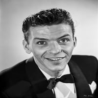 Frank Sinatra Gleda gore, smiješeći se u crnom odijelu