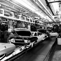 Radnici sastavljaju Ford Mustange u postrojenju u povoljnoj povoljnoj povijesti