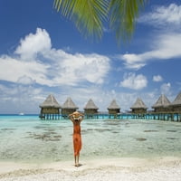 Francuska Polinezija, Tuamotu Islands, Atol Rangiroa, žena na plaži u blizini luksuznog odmarališta.
