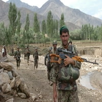 Afganistanski vojnici patroliraju iza američkih vojnika u provinciji Heheayat Village Wardak Afganistan