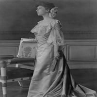 Ispis: Alice Roosevelt Longworth, portret u punoj dužini, stoji pored