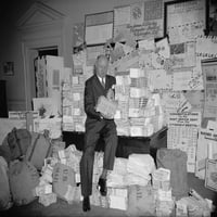 James Farley pregledava pisma koja su poslana tokom proslave tjednika zračne pošte. June Istorija
