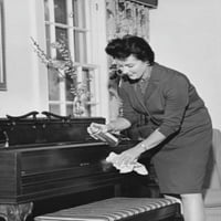 Srednja za odrasla žena Čišćenje piano plakata ispisa